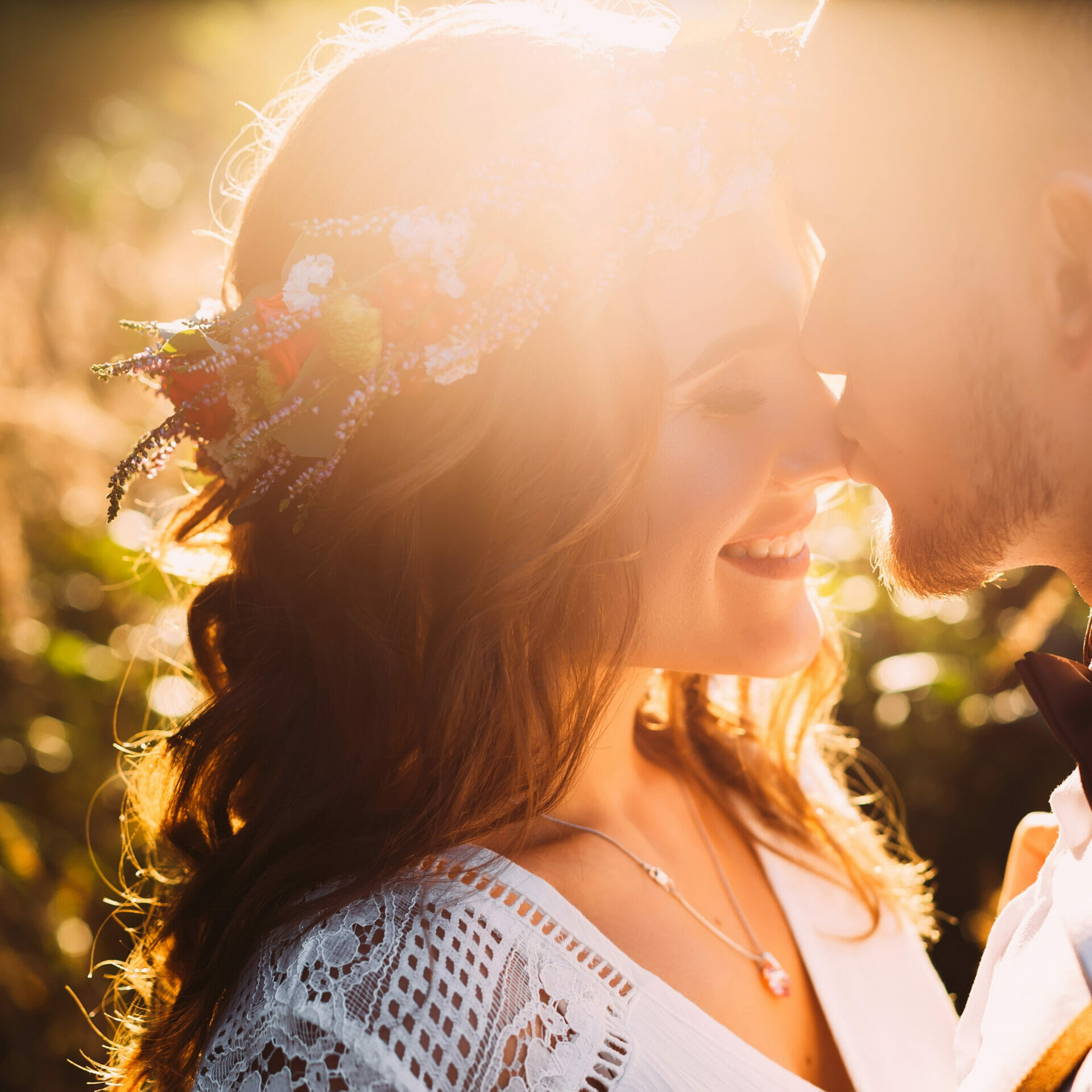 The,Couple,In,Love,Want,To,Kiss,On,The,Background